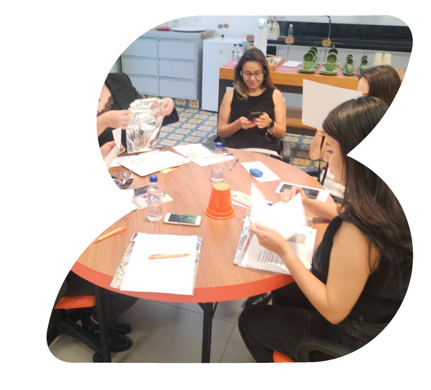 Equipe colaborando em um projeto durante uma dinâmica de desenvolvimento